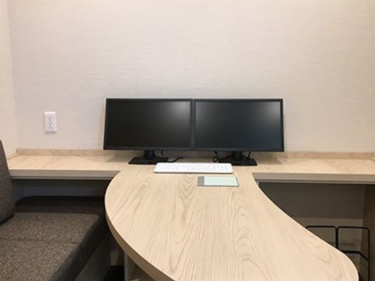 作業デスクのある居室  