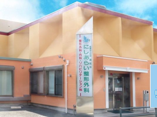 明るい外観の建物  