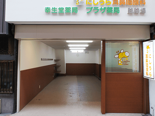 明るい出入口の廊下  