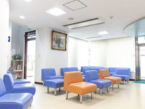 明るい待合室の椅子  