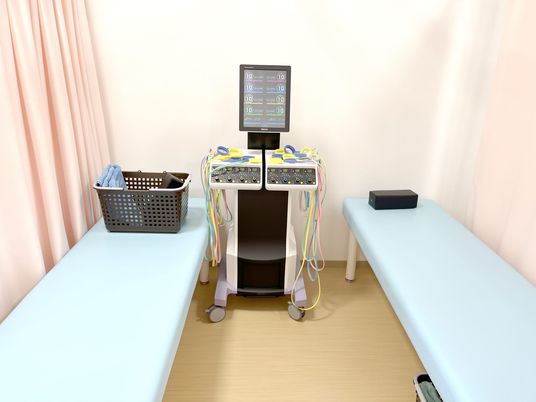 機能訓練室のベッドと機器  