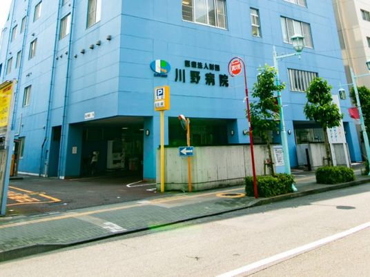 青い建物の外観  