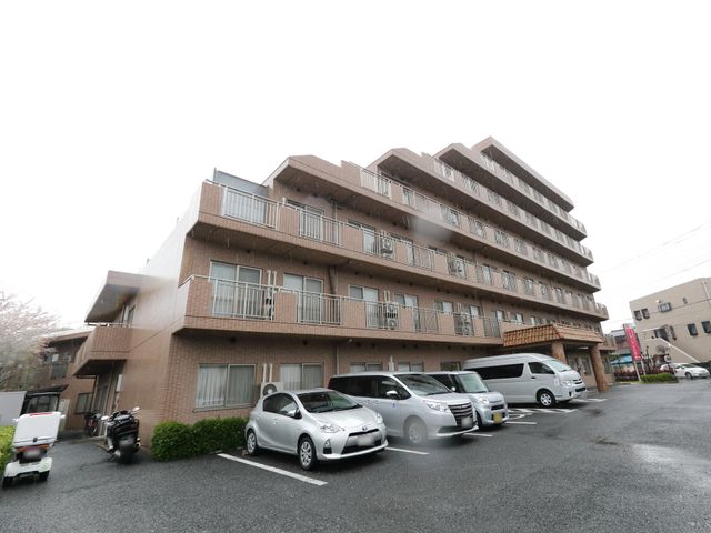 多階建ての建物外観 施設外観 ゆったりとした駐車スペースがある多階建ての建物です。雨の日も外出しやすいよう、入口には大きな屋根が設けられています。