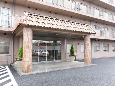 明るい施設のエントランス