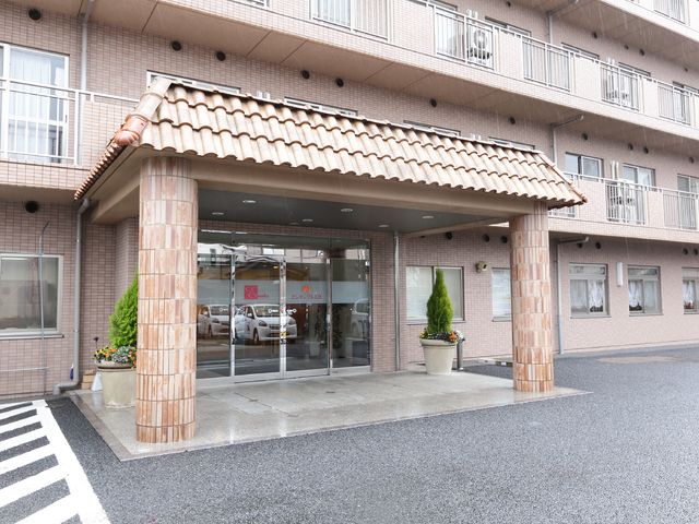 明るい施設のエントランス 施設玄関 広々とした明るい入口が迎えてくれる職場です。患者様も安心して通れるバリアフリー設計になっています。