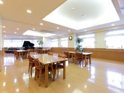 明るい食堂の様子