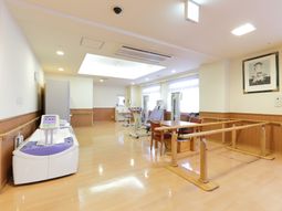明るく清潔な機能訓練室