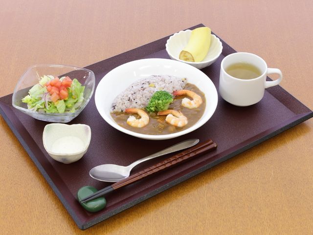 彩り豊かなバランス食 食事 栄養バランスを考えた彩り豊かな食事です。新鮮な野菜とプロテインが豊富に含まれ、健康を支えます。