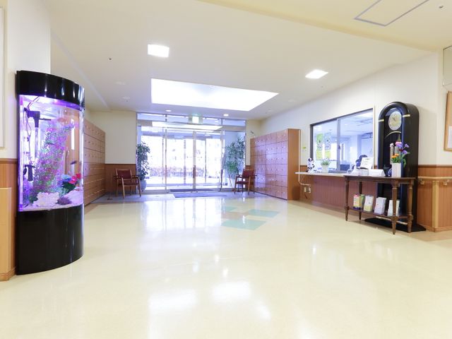 広々とした明るいエントランス エントランスホール 落ち着いた雰囲気のエントランスでは、職員の対応も丁寧で、来訪者を温かく迎え入れます。デザインに凝った水槽が印象的な開放的な空間です。