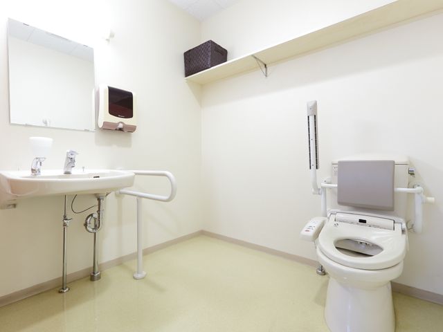 バリアフリーのトイレ 施設内トイレ 手すりが設置された清潔なトイレです。快適にご利用いただけるよう配慮されています。