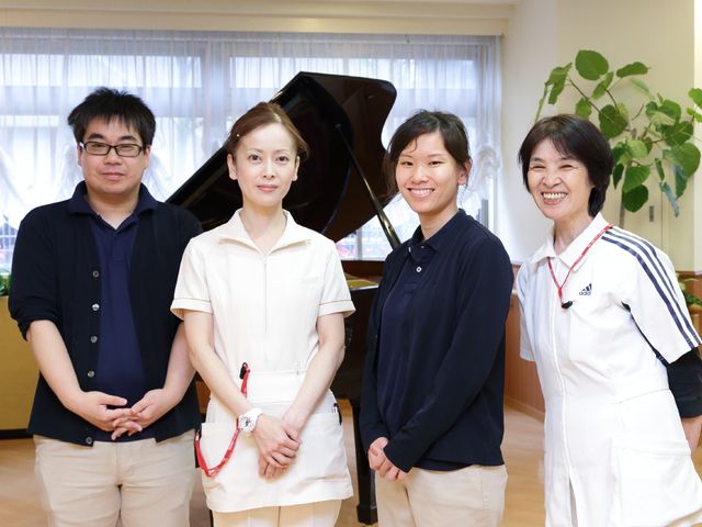 スタッフの笑顔の集合写真 施設職員の方々 笑顔で明るい印象を与えるスタッフチームです。共に働く仲間として、温かい職場環境を体験してみませんか。