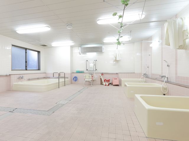 ゆとりのある浴室設備 浴室 広々とした清潔感のある空間で、安全に考慮された手すりや椅子も完備されており、心地よいバスタイムをサポートします。