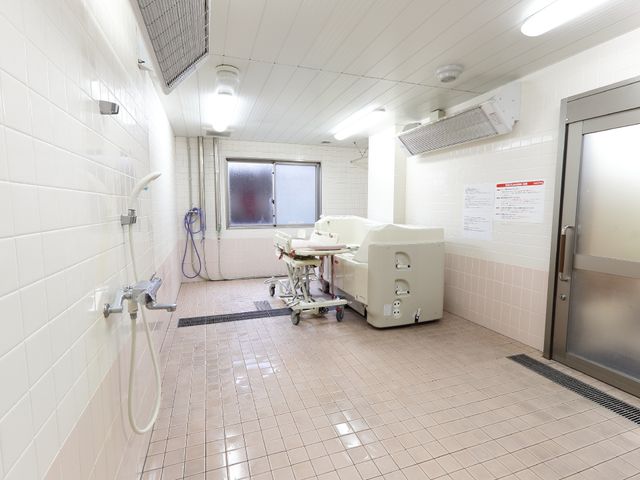 清潔な浴室設備 機械浴室 広々とした浴室には、利用者の安全と快適さを考慮した機器が揃っており、安心してお仕事を始められます。