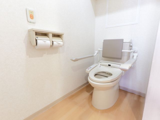 手すり付き清潔なトイレ 施設内トイレ 安全かつ清潔に保たれたトイレ環境です。手すりや車椅子対応の設備が整っており、利用者様の快適性を重視しています。