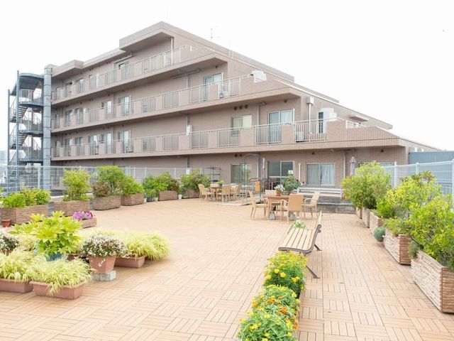 広々とした快適な中庭 施設屋上庭園 ゆったりとした植栽に囲まれた中庭です。心地よい空間でリフレッシュやくつろぎの時間を過ごせる場所となっています。