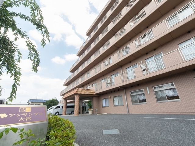 多階層建物のエントランス 施設外観 清潔感のあふれるエントランスは、迎える顔として訪れる方々を優しく出迎えます。明るい日差しと優雅な雰囲気が、良い職場環境を約束してくれそうです。
