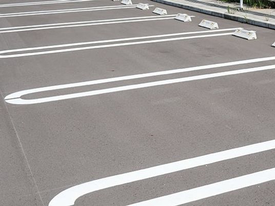 駐車場の白線  