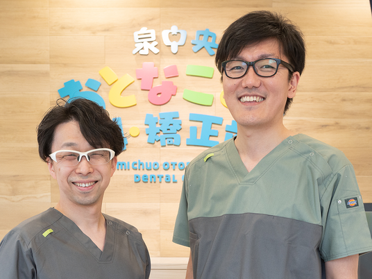 笑顔のスタッフ2名が受付前に立つフロント  