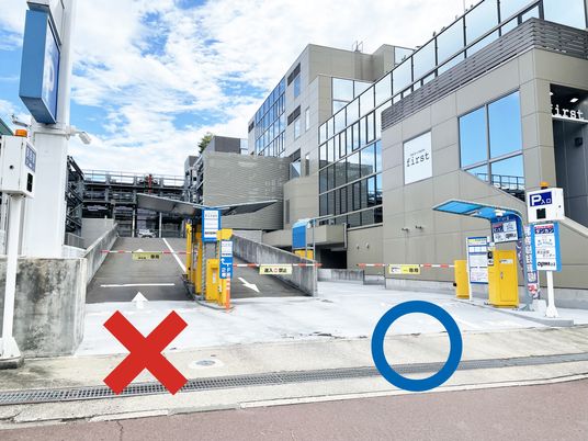 施設外観の駐車入口  