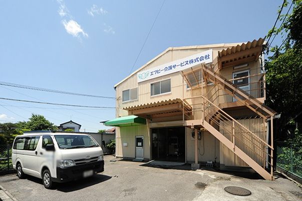 駐車場と建物の外観