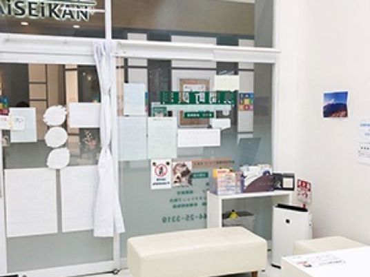 明るい受付の出入口  