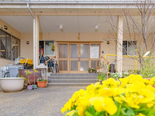 入口と庭の明るい景観