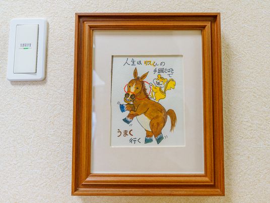 壁掛けの馬と獅子の絵