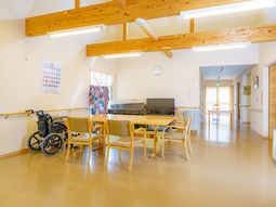 木の梁のある明るい多目的室