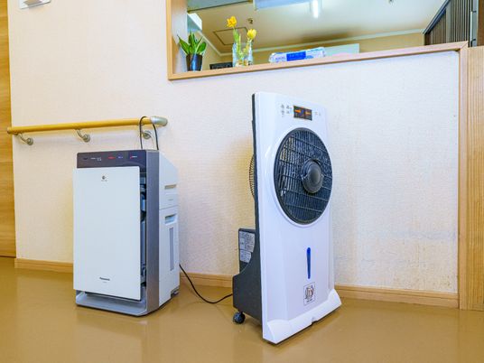 清潔な空気清浄機と扇風機