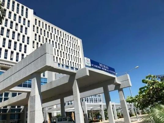 病院風の建物外観  