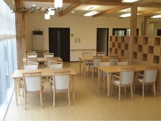 明るい木目調の食堂