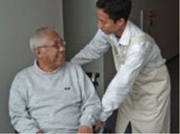 介助するスタッフと利用者