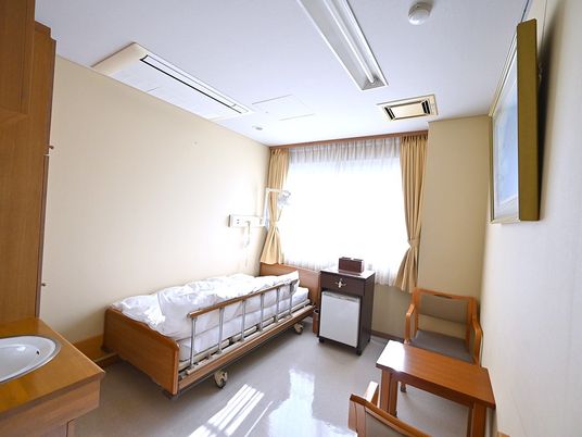 明るい居室のベッド  