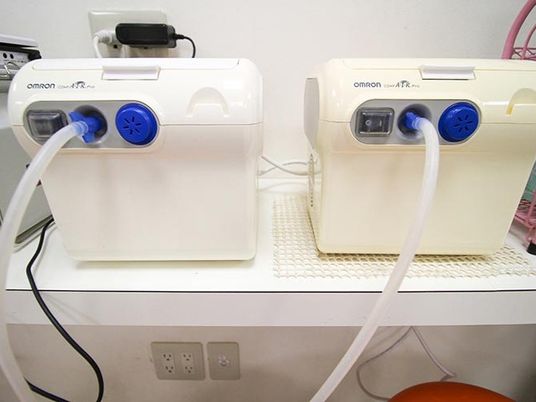 加湿器が並ぶ洗面台  