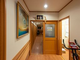 廊下壁に絵画装飾