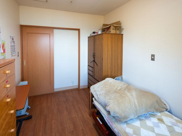 居心地の良い個室の一角 居室 ゆったりとした個室は落ち着いた色合いでまとめられ、個々の趣味や必要に合わせた空間になっています。