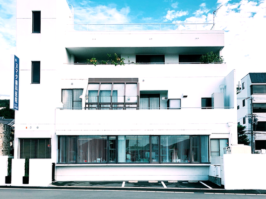 白い建物の外観  