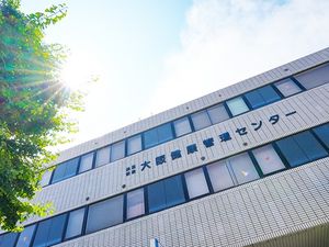 青空と建物外観  