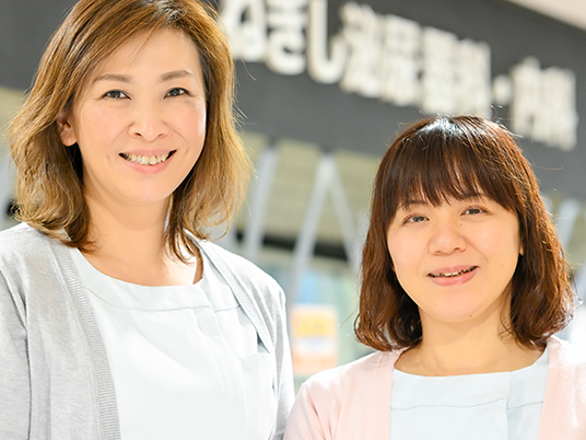 スタッフ2人の笑顔のフロント  