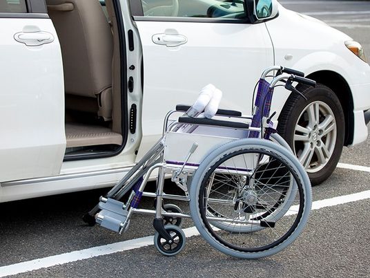 車いすと送迎車  
