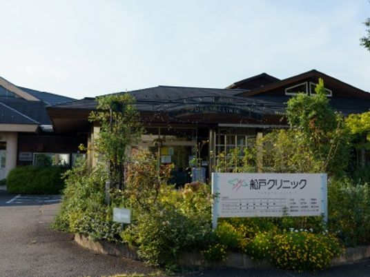 外観と看板のある建物前