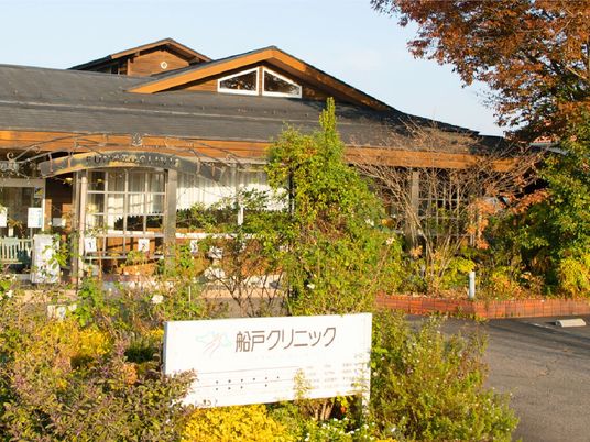 外観の建物と植栽が見える外観  