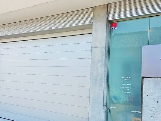 白い外壁の入口外観  