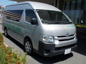 送迎車両が停まる外観  