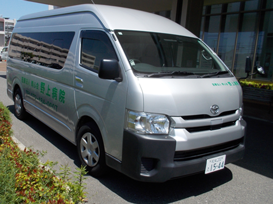 送迎車両が停まる外観  