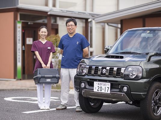 スタッフと車の外観  