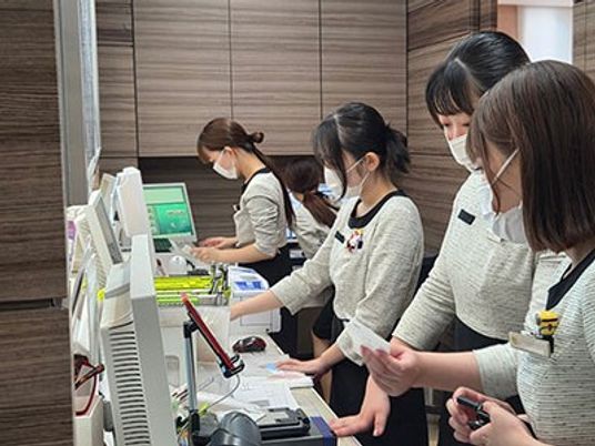 スタッフが並ぶフロント  