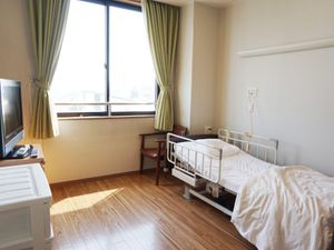 明るい居室のベッド  