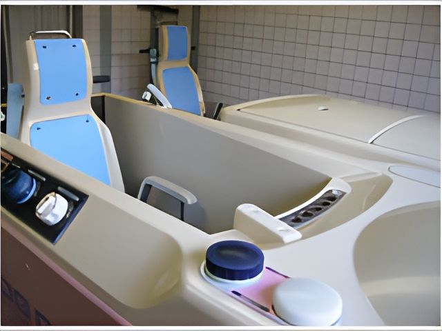 機能訓練の浴室 浴室 機能訓練用に設計された浴槽があり、安全に利用できる設備が整っています。快適なケアを考慮した空間です。
