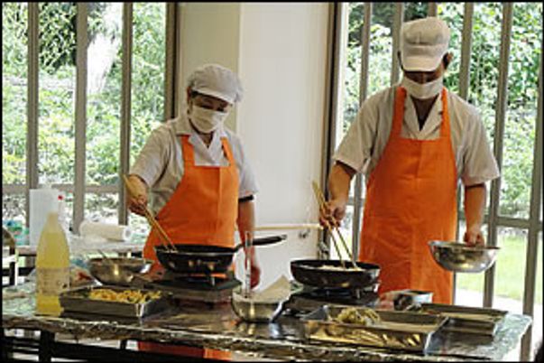 調理をするスタッフの様子